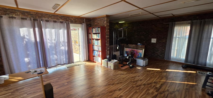 5 Bedroom Property for Sale in Wilkoppies North West